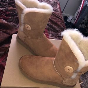 🔥🔥Ugg Bailey Button 🔥🔥